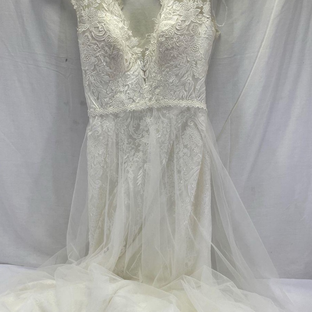 Mori Lee Ivory Lace Keyhole Back Wedding Gown